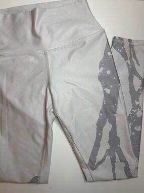 ALO Yoga Medium White and Grey Leggings